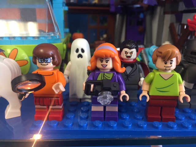 Velma, Daphne, Shaggy and monster Minifigs