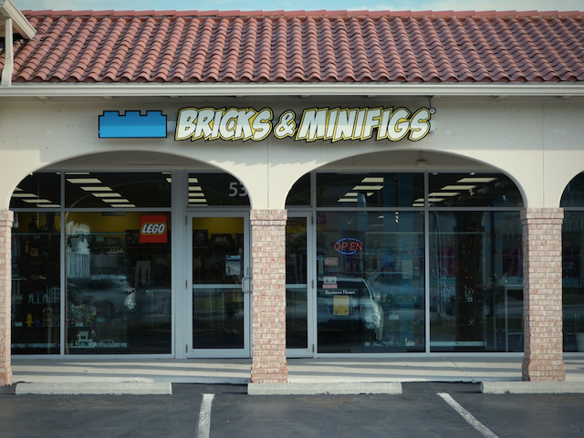 Photograph of the front of Bricks & Minifigs Mission