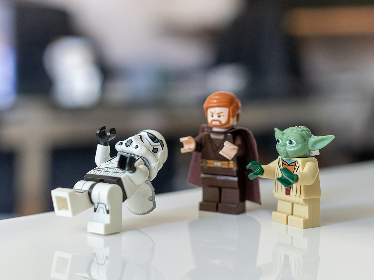 Star Wars LEGO® minifigures on a counter.